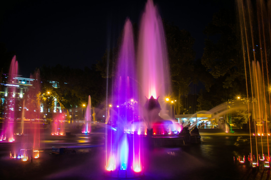 Raqsga tushadi va eshakda beradi